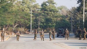 Facebook bannit les militaires birmans de ses plates-formes presque un mois après le coup d'Etat