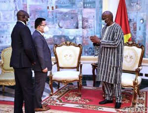 Transformation digitale : le chef de l'Etat et le président pour la région Afrique du Nord de Huawei échangent sur le projet Smart Burkina