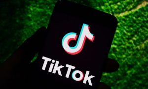 Tik Tok fait son entrée dans le top 10 des médias sociaux les plus utilisés.